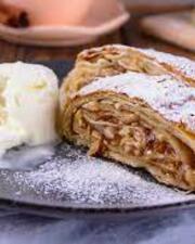 Zoete smul: appelstrüdel met ijs
