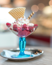 Smakelijk smullen: ijscoupe met rood fruit