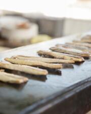 Bakharing met ajuinsaus