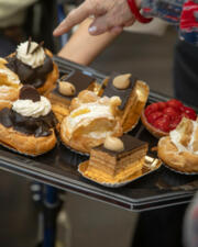 Zoete zonde: dessertbordje met verschillende mini gebakjes