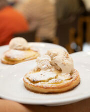 Cremerie Romanza Appeltaart met ijs en slagroom