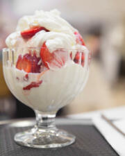 Ijssalon: coupe verse aardbeien