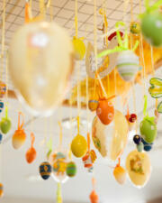 Paaseitjes rapen met de kleuters