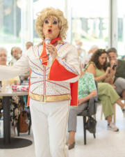 Nazomerfeest met travestietenshow en Dj Paul van Dessel