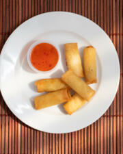 Smul: loempia met warme curry
