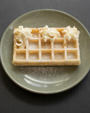 Warme wafel met slagroom en koffie/thee