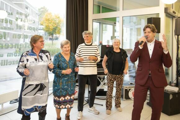 Vrolijke, volle zaal voor 10 jaar De Veldekens