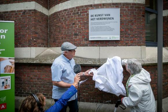 Bewoners Ten Gaarde onthullen bijzondere gedenkplaat