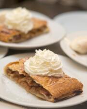 Appelstrudel met vanille-ijs