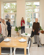 Rondleiding assistentiewoningen Pulhof tijdens openingsfeest